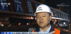 <b>國內(nèi)最長公路斜跨鐵路箱梁架設(shè)完成</b>